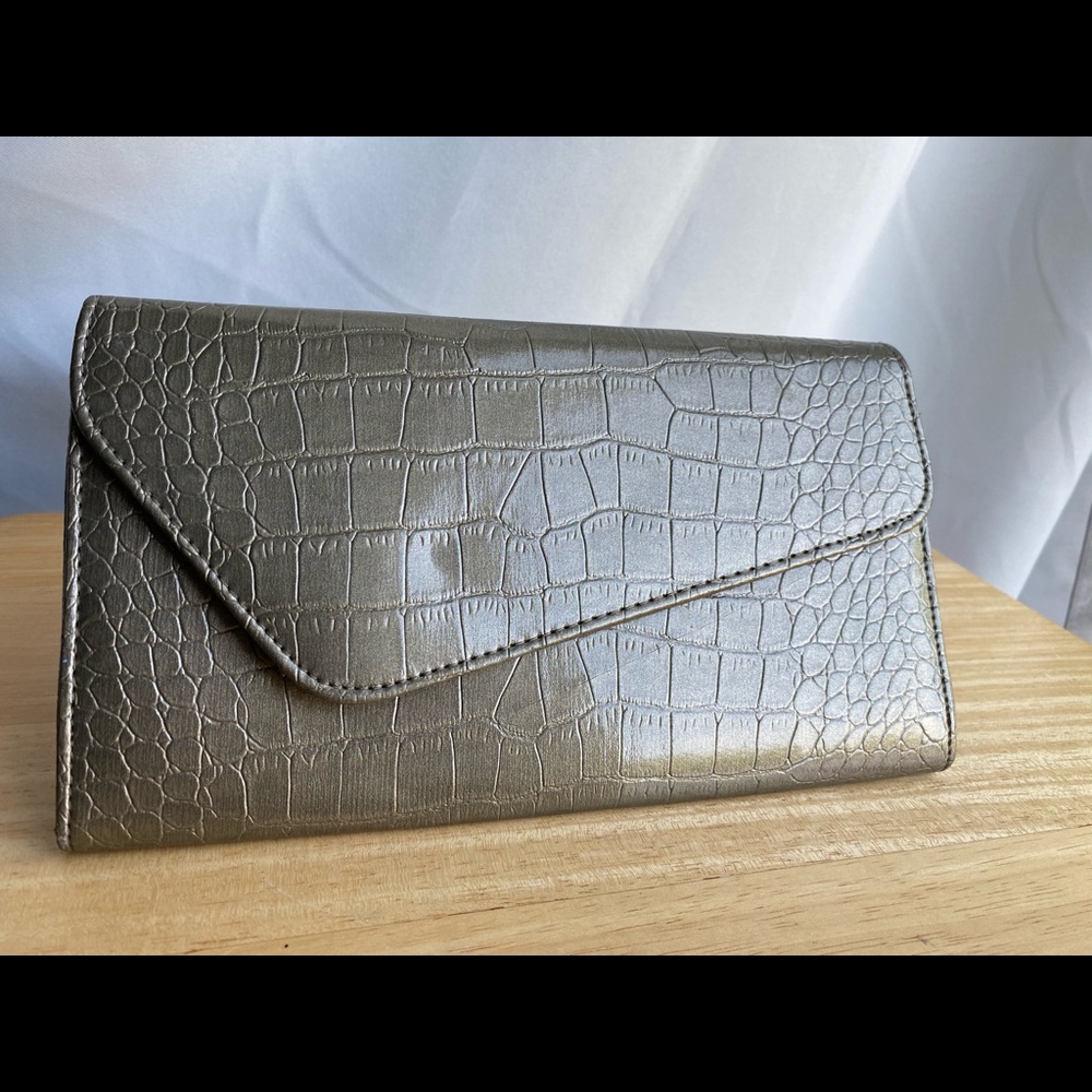 Crocodile clutch